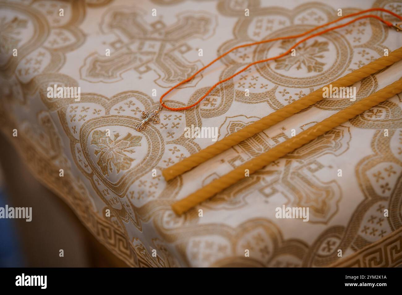 Gathering threads hi-res stock photography and images - Alamy