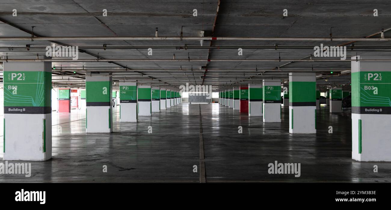 Empty parking lot building hi-res stock photography and images - Alamy