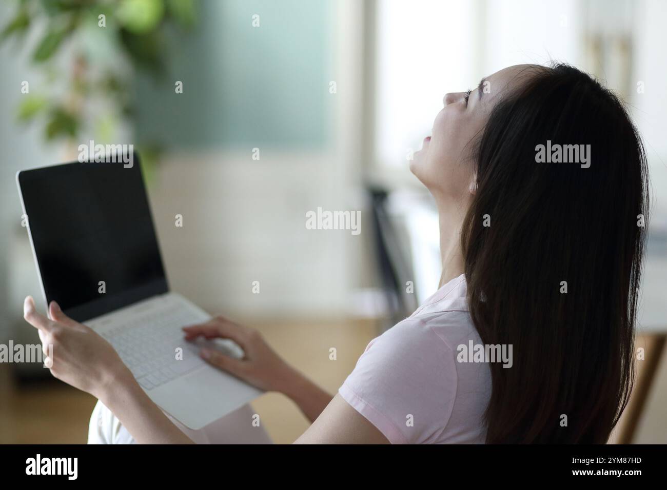Japanese woman operating pc hi-res stock photography and images - Alamy