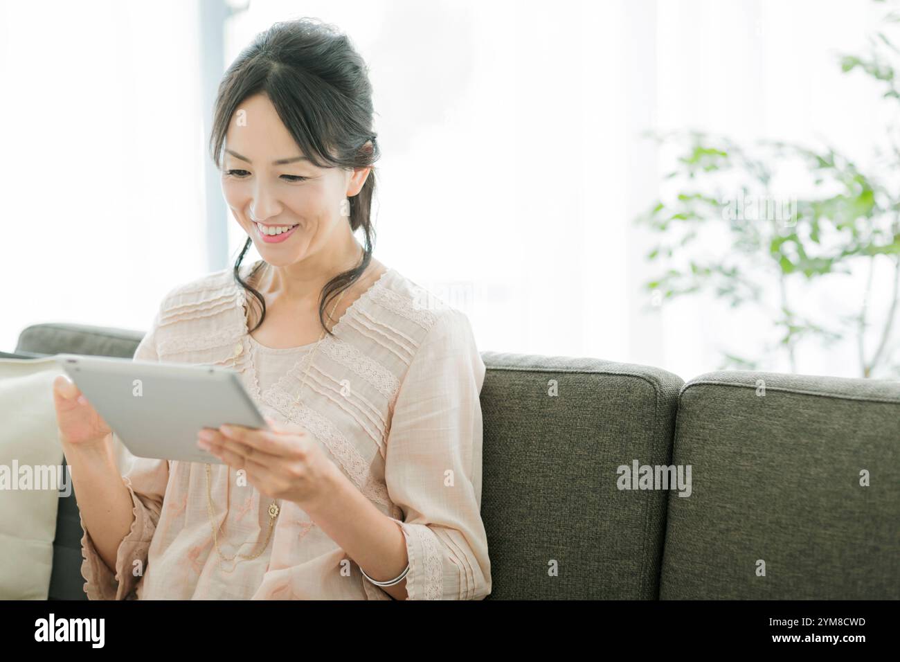 Japanese woman operating pc hi-res stock photography and images - Alamy