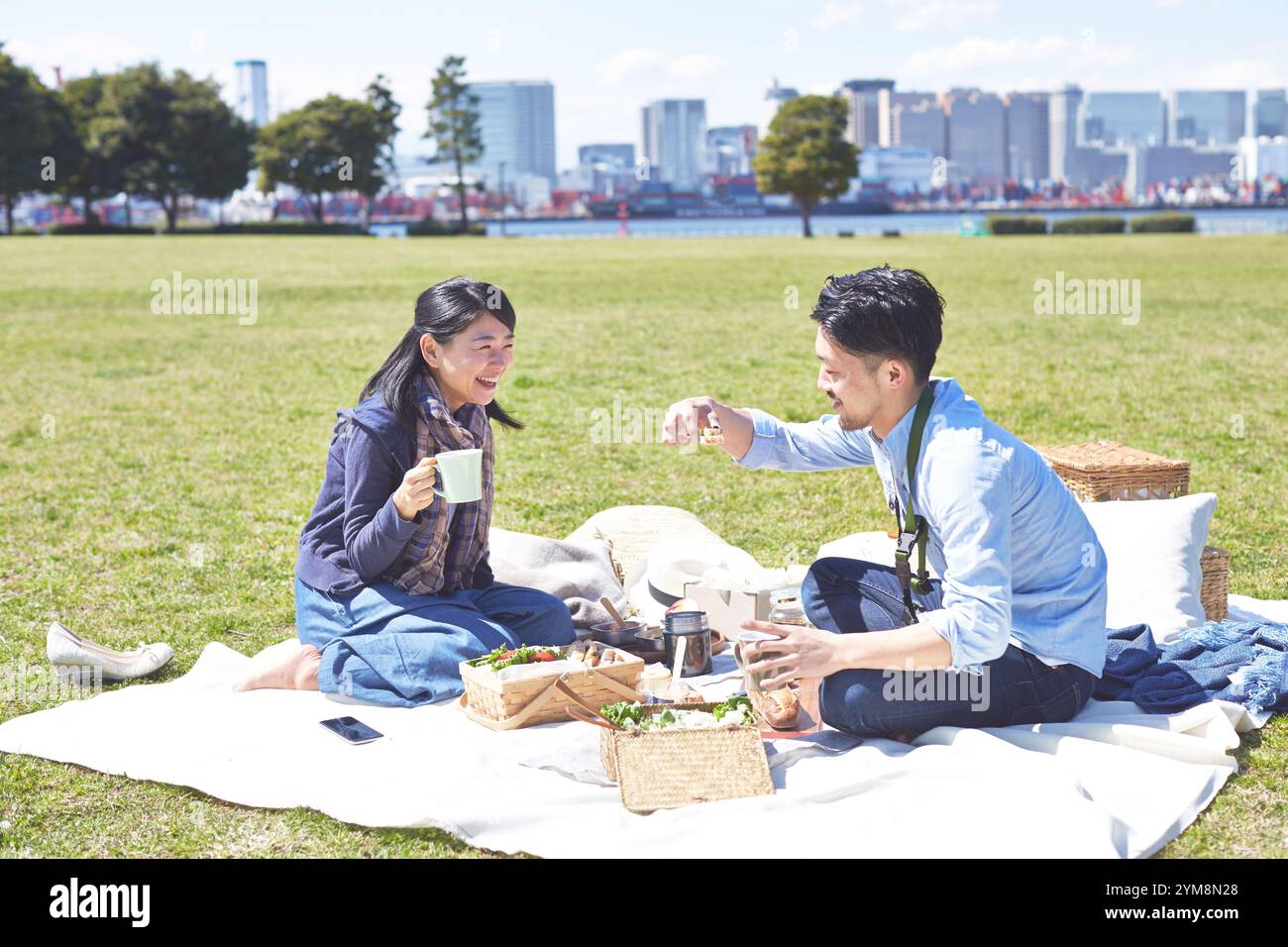 Picnic date in park hi-res stock photography and images - Alamy
