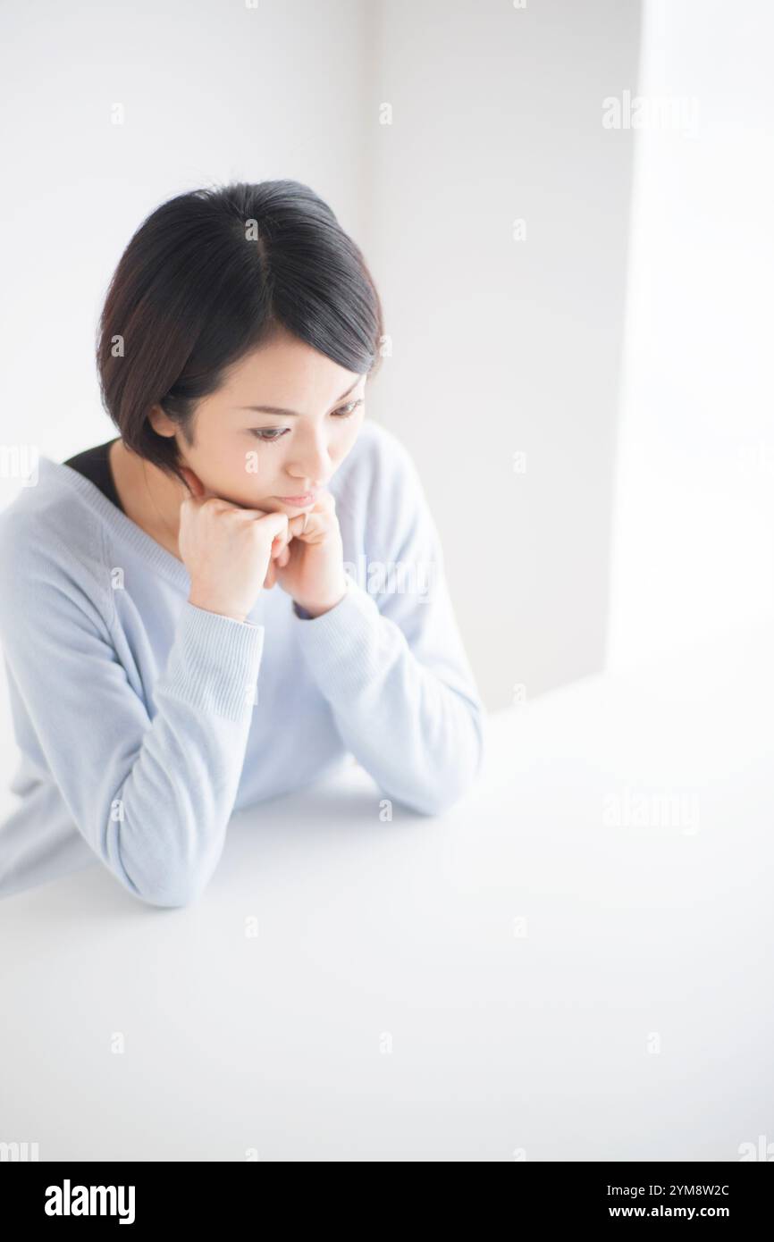 Woman in her 20s thinking Stock Photo - Alamy