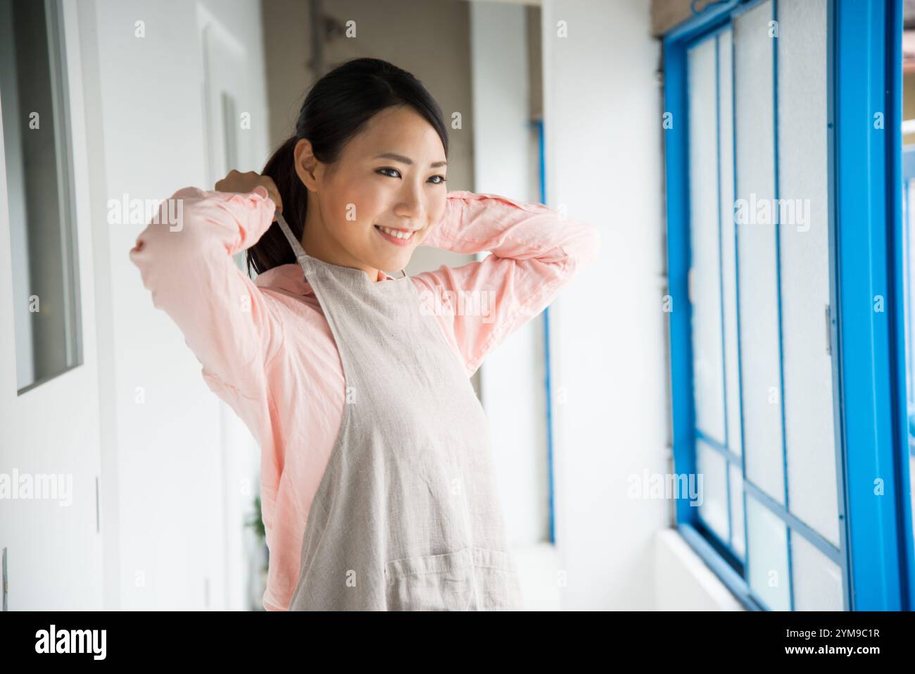 Black apron woman hi-res stock photography and images - Alamy