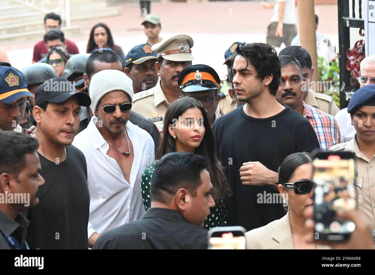 Mumbai, India, 20, November, 2024: Bollywood superstar Shah Rukh Khan, alongside his family members Gauri Khan, Suhana Khan, and Aryan Khan, were spotted at the polling center as they exercised their voting rights during the Maharashtra Assembly Elections 2024. Copyright: xx Stock Photo