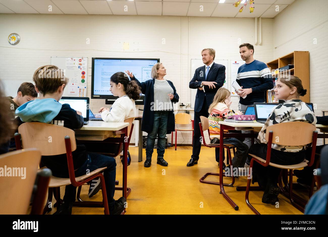 WOUBRUGGE - King Willem-Alexander and Mari'lle Paul, State Secretary for Primary and Secondary Education and Emancipation, during a working visit to elementary school De Wereldweide in Woubrugge. The working visit is centered on improving reading, writing and arithmetic in primary education in particular. ANP BART MAAT netherlands out - belgium out Stock Photo