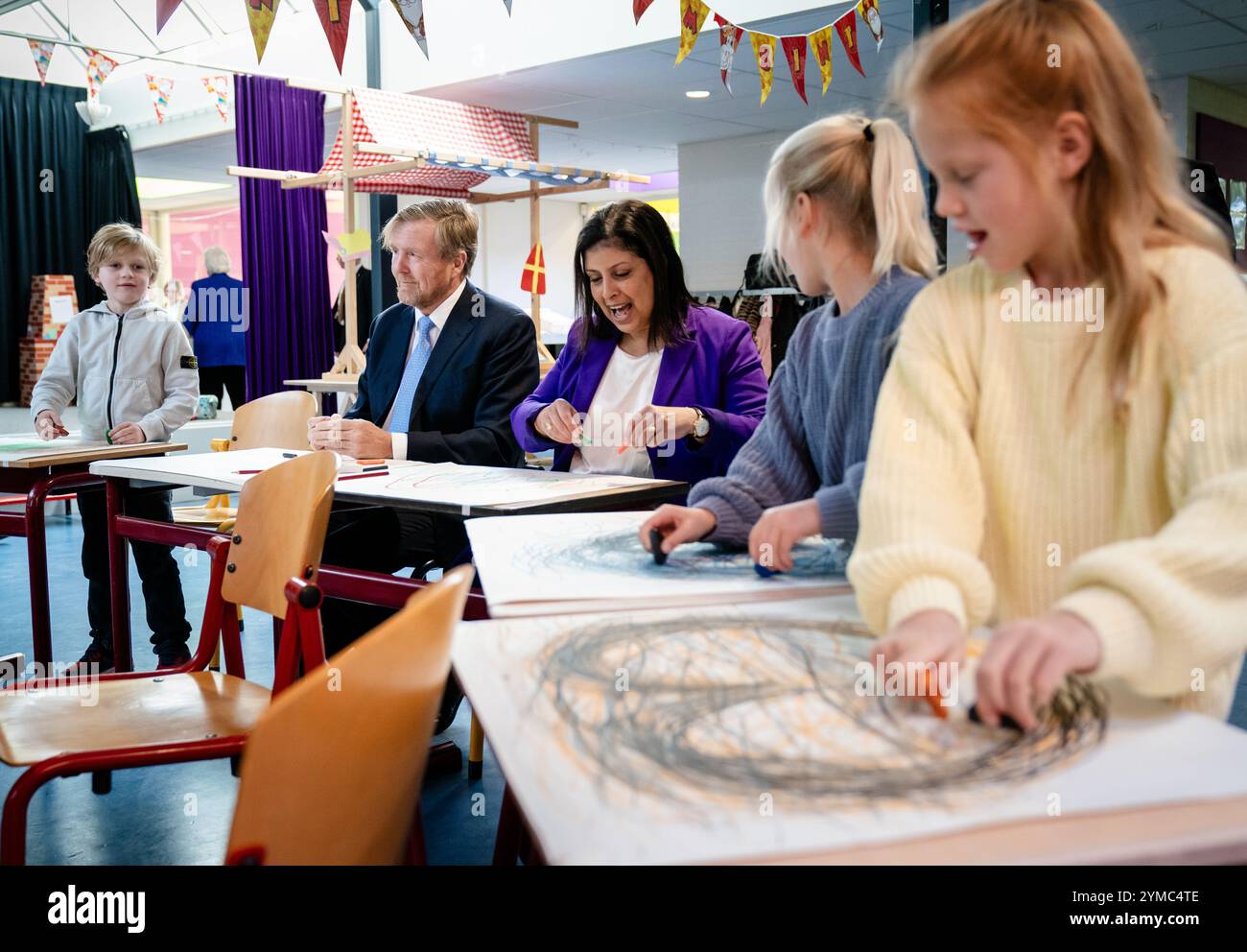 WOUBRUGGE - King Willem-Alexander and Mari'lle Paul, State Secretary for Primary and Secondary Education and Emancipation, during a working visit to elementary school De Wereldweide in Woubrugge. The working visit is centered on improving reading, writing and arithmetic in primary education in particular. ANP BART MAAT netherlands out - belgium out Stock Photo