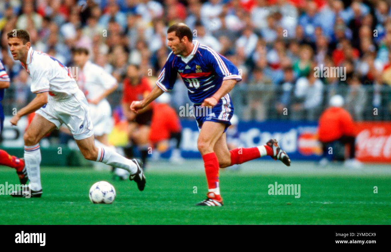 Photo Dédicacée De Zinédine Zidane - Autographe France 1998 - Encadrement Privé