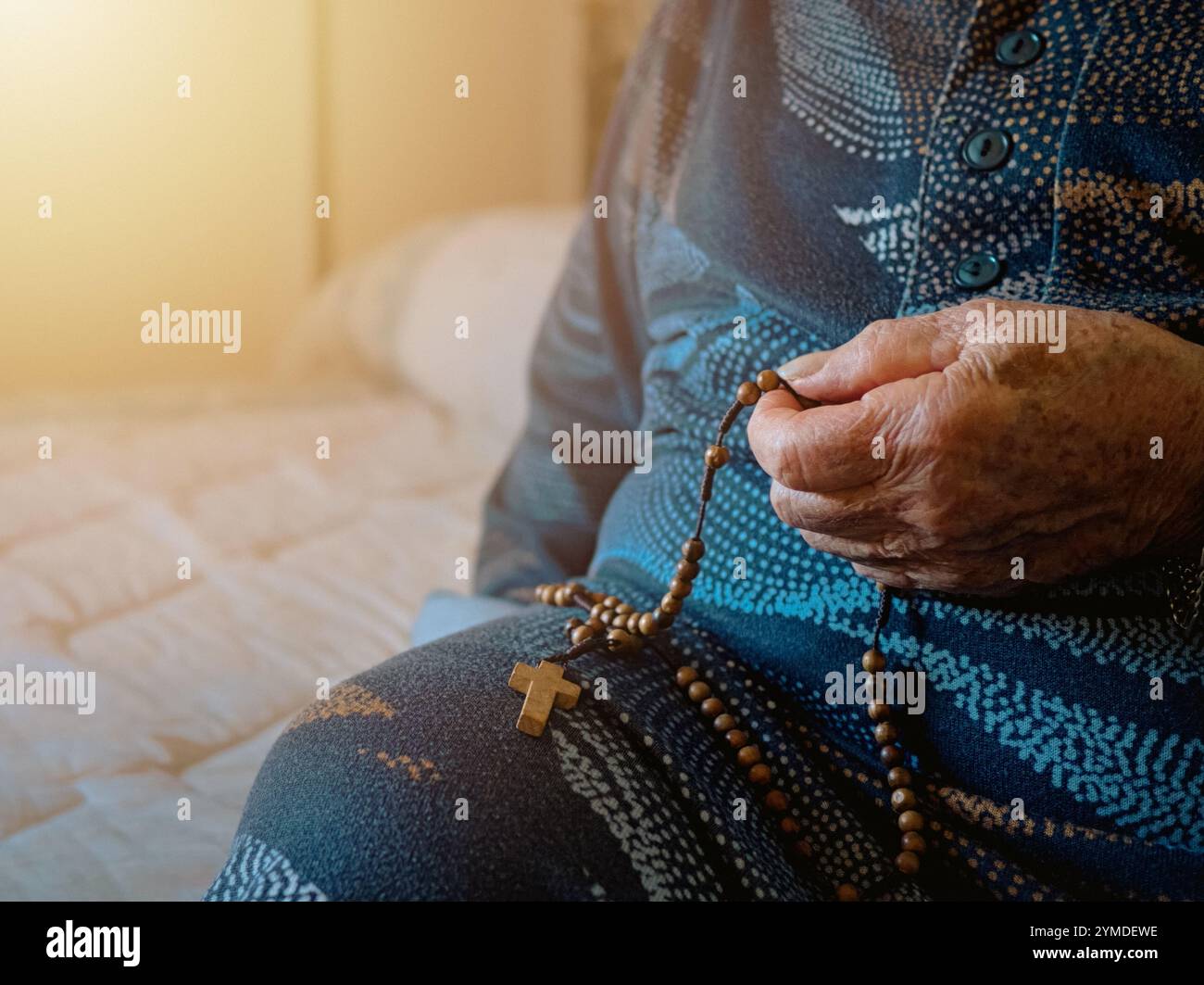 Woman hands praying rosary beads hi-res stock photography and images ...