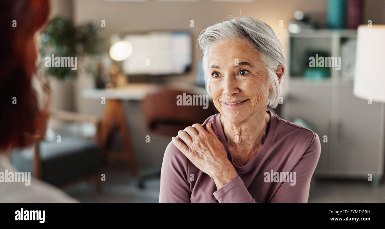 Female doctor helping old woman hi-res stock photography and images - Alamy