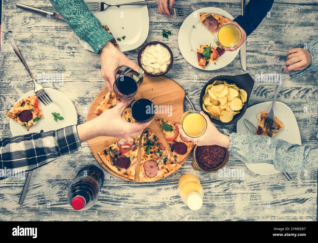 Clang glasses together hi-res stock photography and images - Alamy