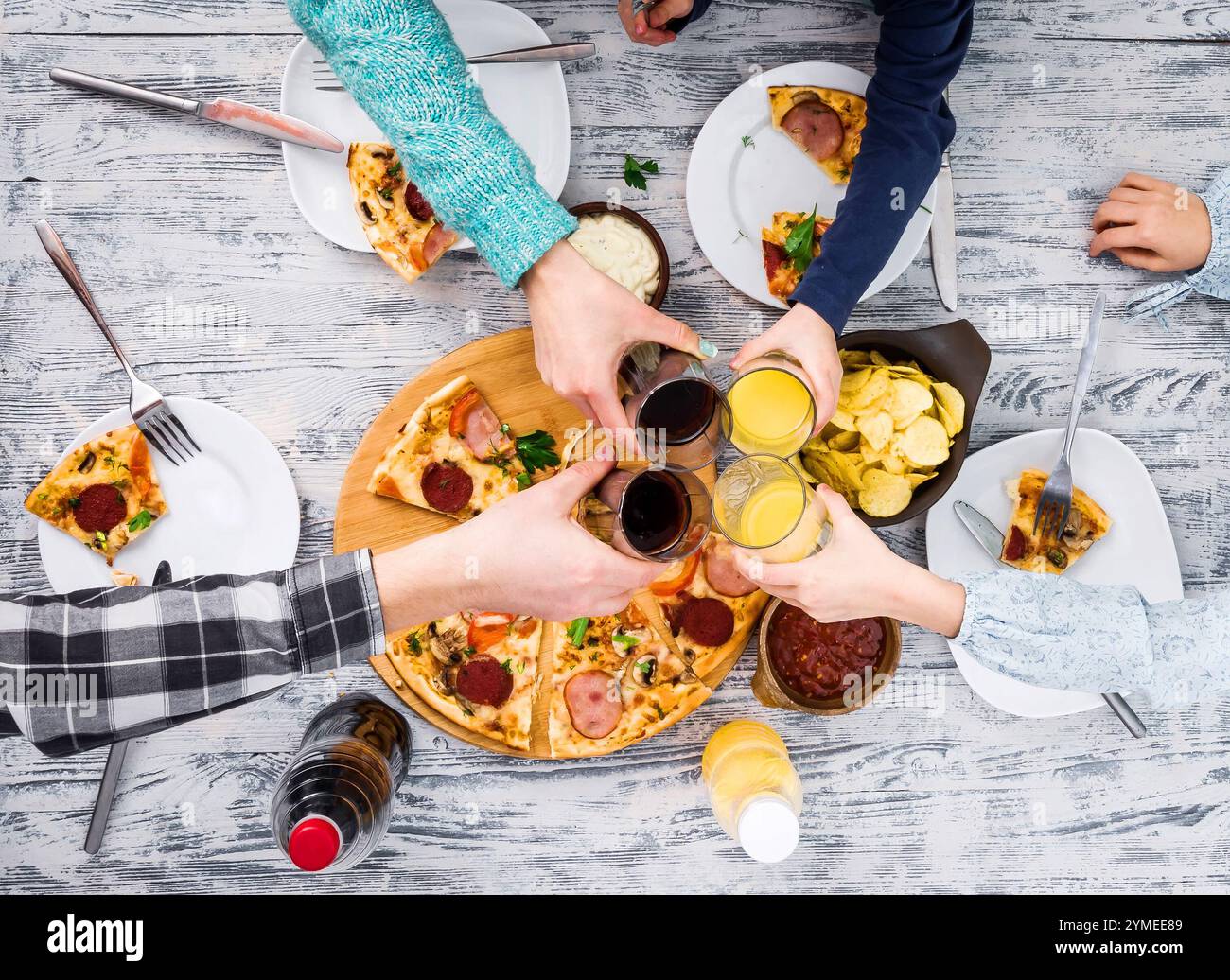Clang glasses together hi-res stock photography and images - Alamy