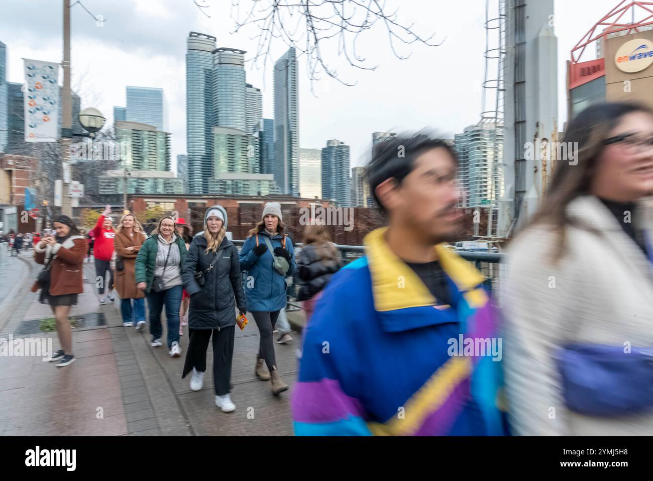 Taylor swift crowd hi-res stock photography and images - Alamy
