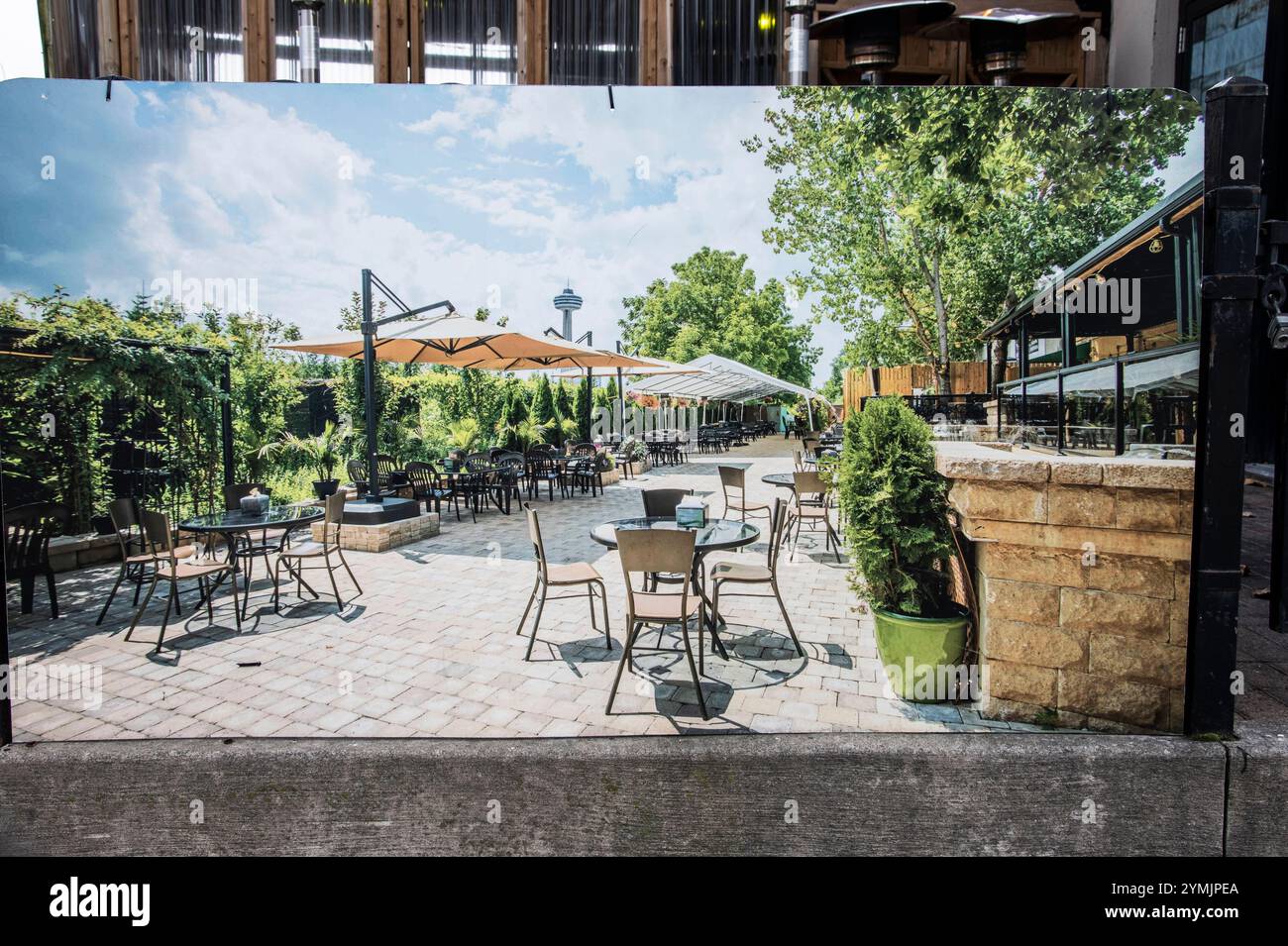 Picture of dining on the garden patio at Casablanca on Victoria Avenue in Niagara Falls, Ontario, Canada Stock Photo