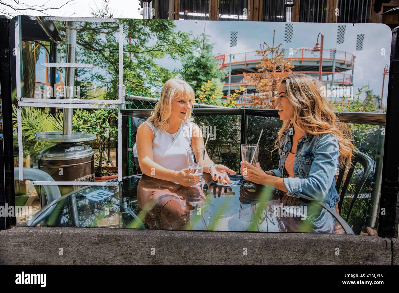 Picture of dining on the garden patio at Casablanca on Victoria Avenue in Niagara Falls, Ontario, Canada Stock Photo