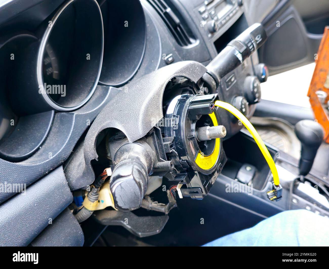 Rotating Click Spring Joint Maintenance of a car and replacement of airbag spiral cable clock ...