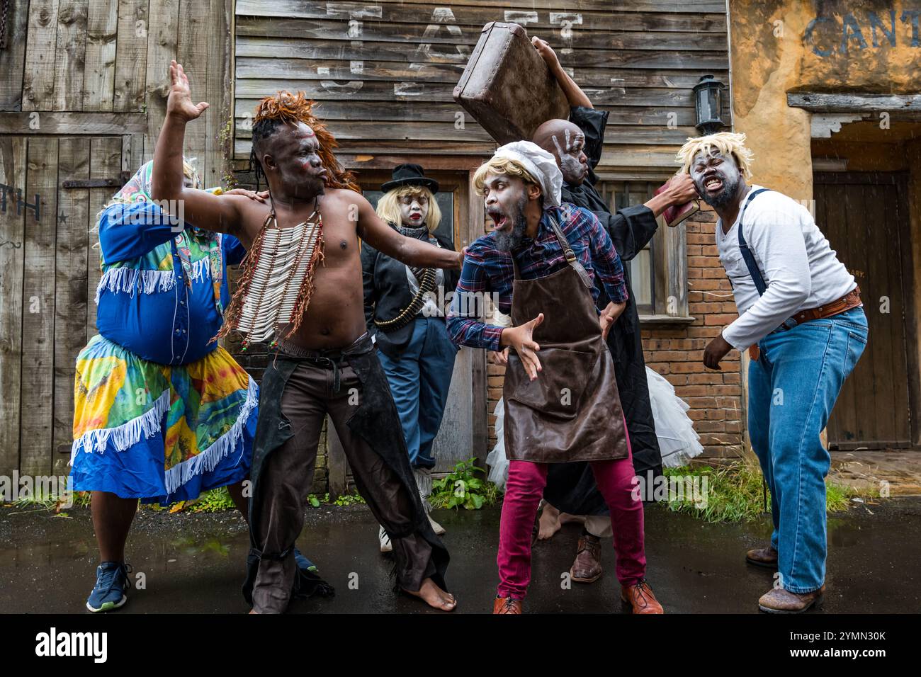 Fringe Festival show Dark Noon actors portray Cowboys, Native Americans, Missionary, Morningside’s Springvalley Gardens Wild Wes, Edinburgh, Scotland Stock Photo