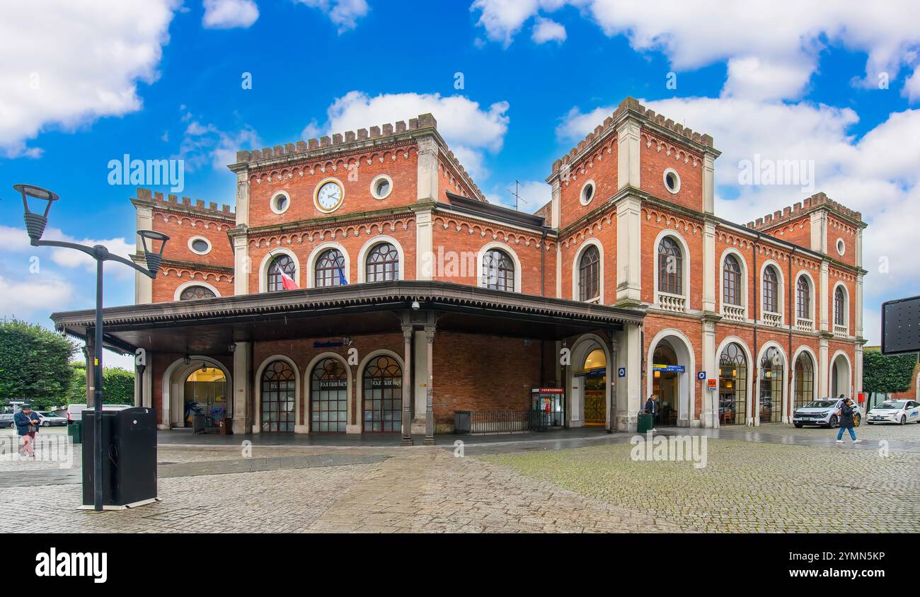 Brescia railway station hi-res stock photography and images - Alamy, image size:1300x844