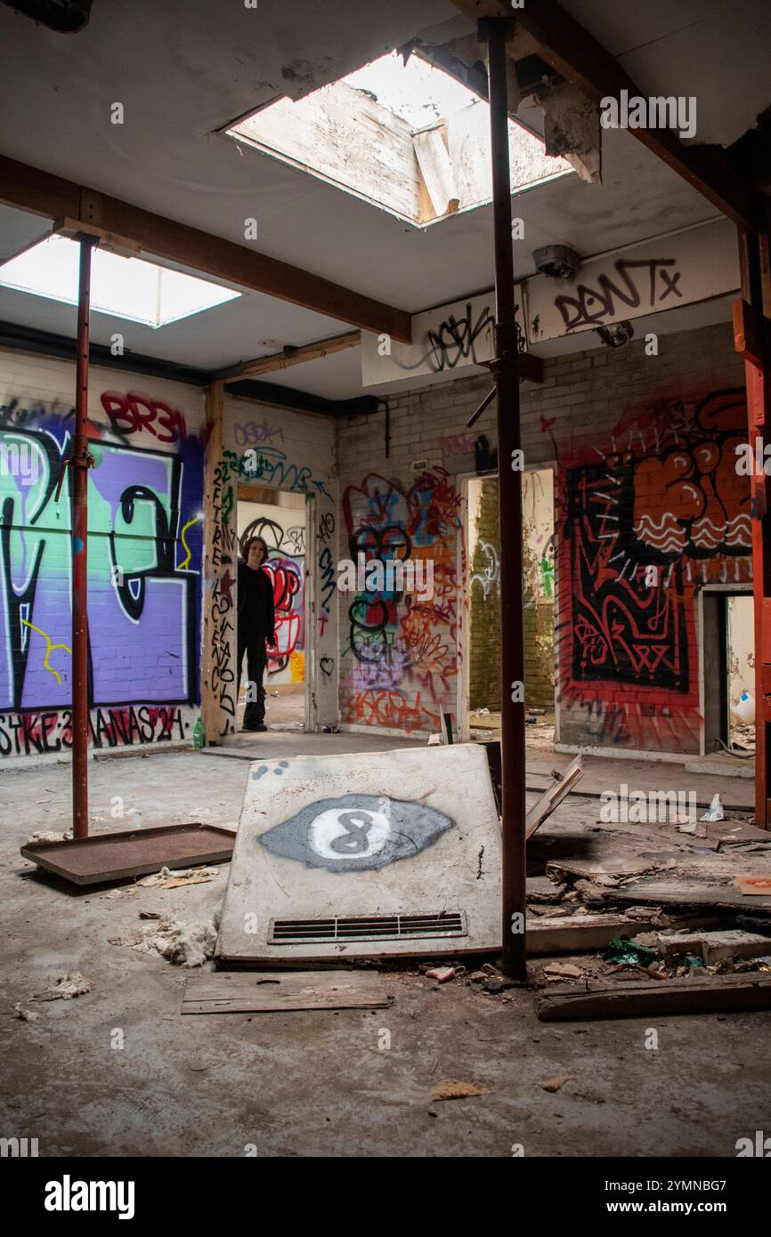 Yorkshire, UK : 31 May 2024 – The abandoned Castle College sports ground changing room building stands neglected and  covered in graffiti Stock Photo