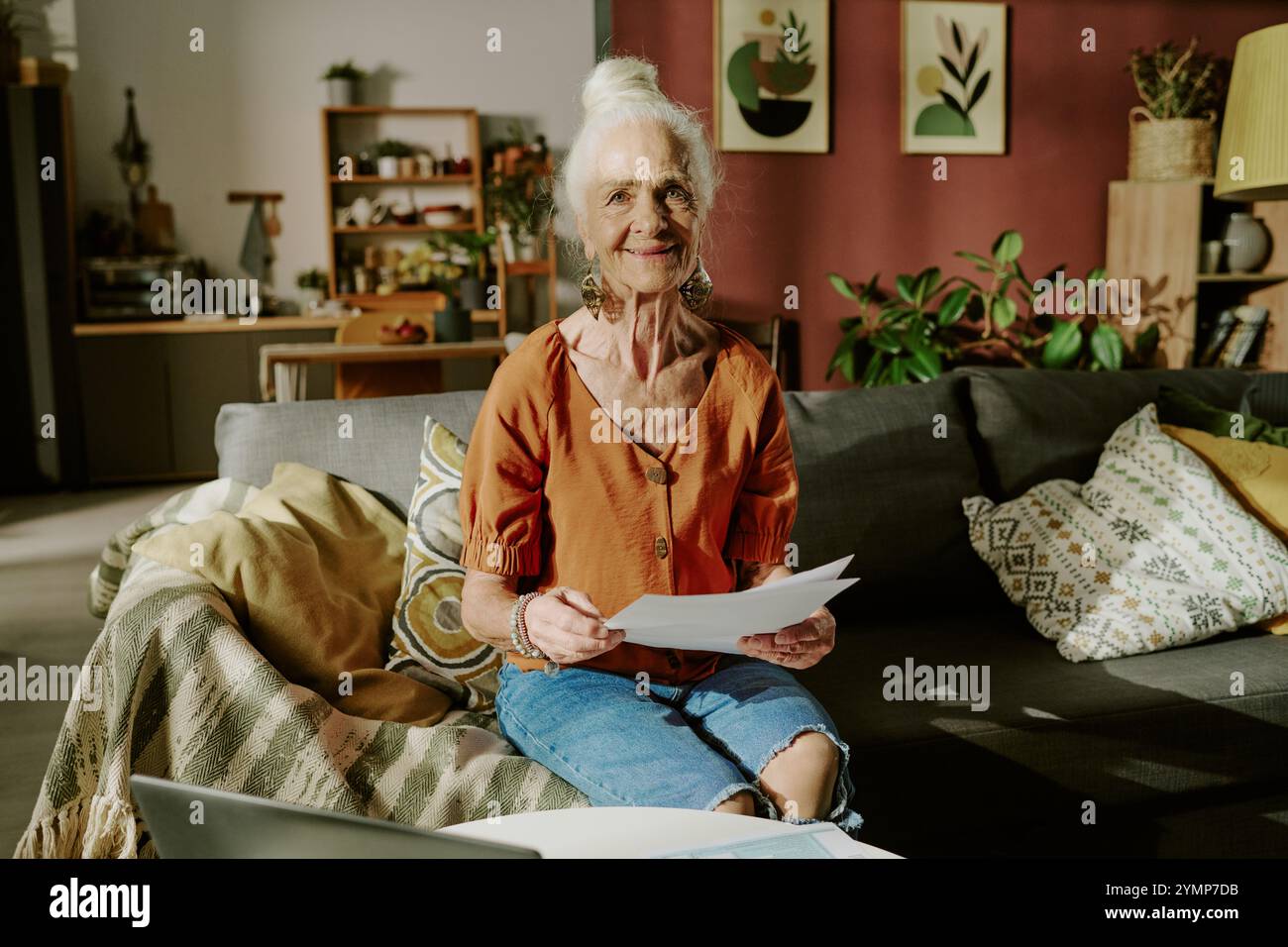 Elderly female person with grey hair hi-res stock photography and ...