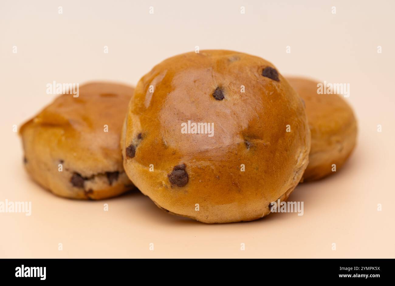 Ympk Buns chocolate drops close up hi-res stock photography and images - Alamy