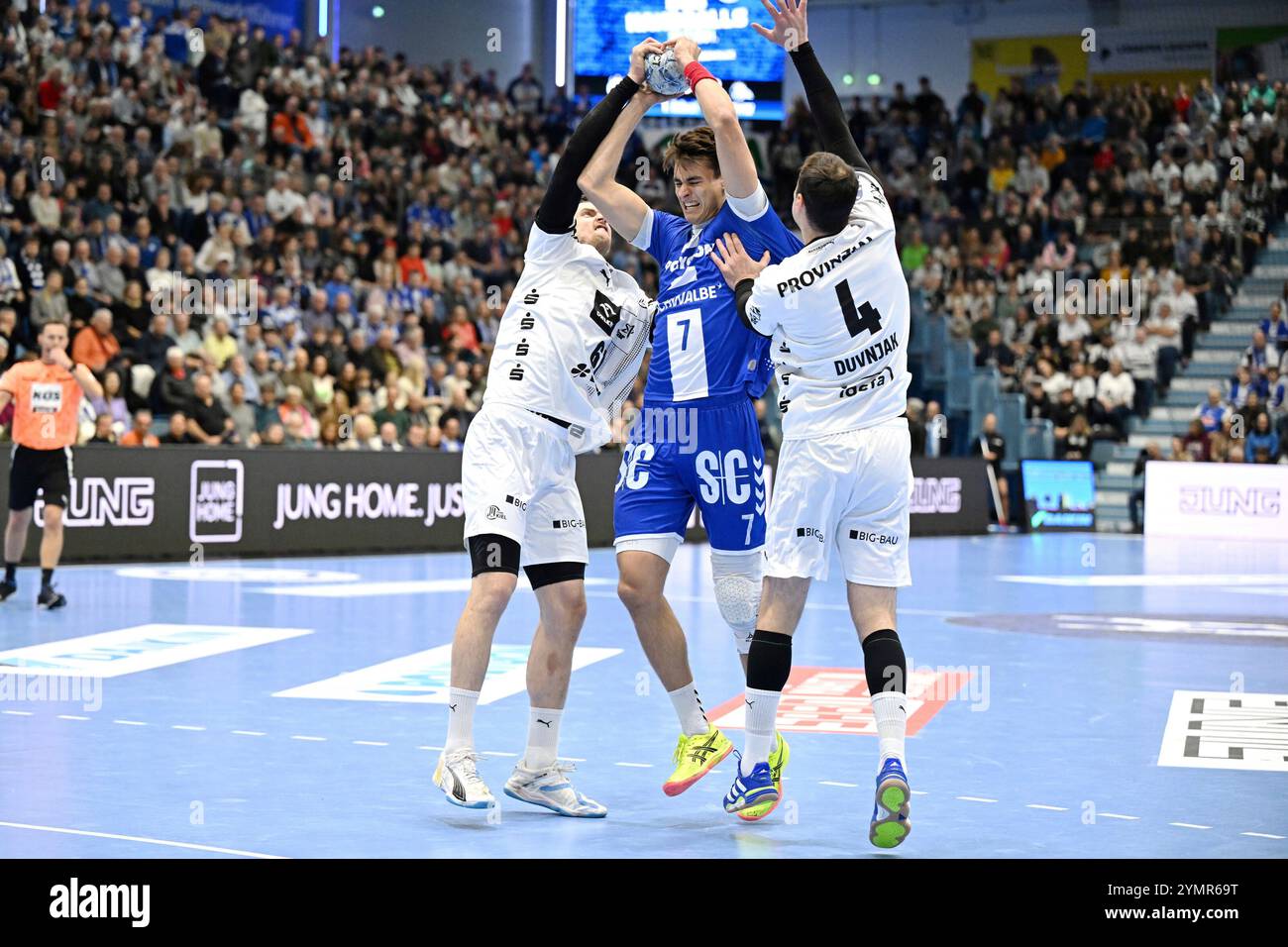 Gummersbach, Deutschland. 22nd Nov, 2024. Julian Koester (VfL Gummersbach 7) gegen Hendrik Pekeler (THW Kiel 61) und Domagoj Duvnjak (THW Kiel 4) GER, VfL Gummersbach vs. THW Kiel, Handball, Daikin 1. Bundesliga, 11. Spieltag, Spielzeit 2024/25, 22.11.2024 Foto: Eibner-Pressefoto/Juergen Augst Credit: dpa/Alamy Live News Stock Photo