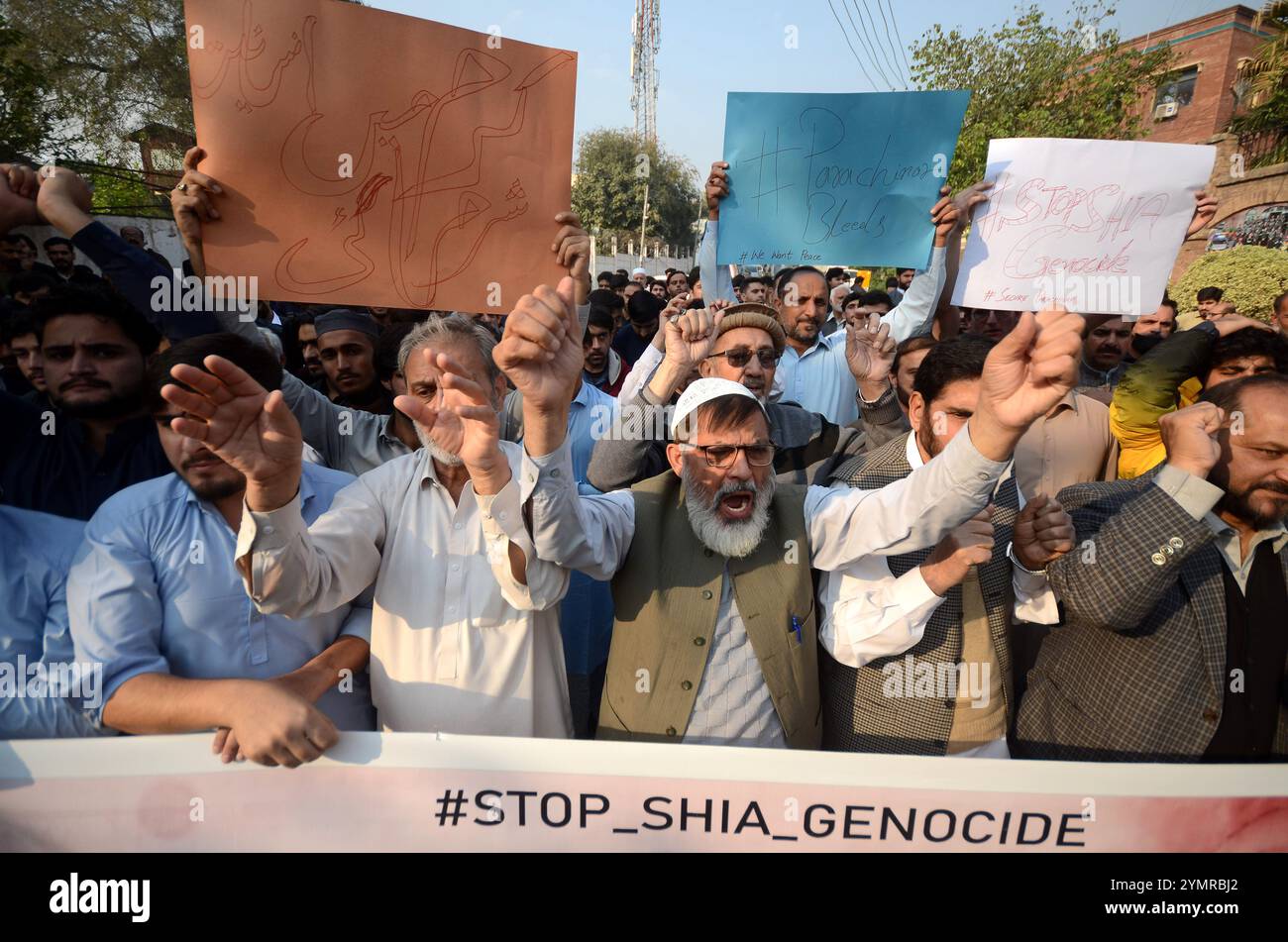 Peshawar, Peshawar, Pakistan. 22nd Nov, 2024. Shiite Muslims protest ...