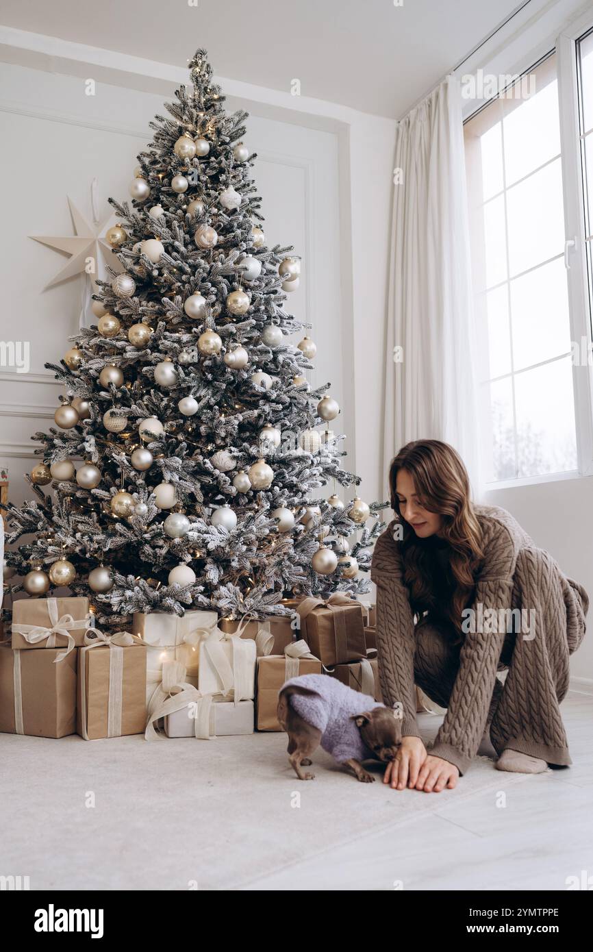 Elegant gold christmas tree hi-res stock photography and images - Alamy