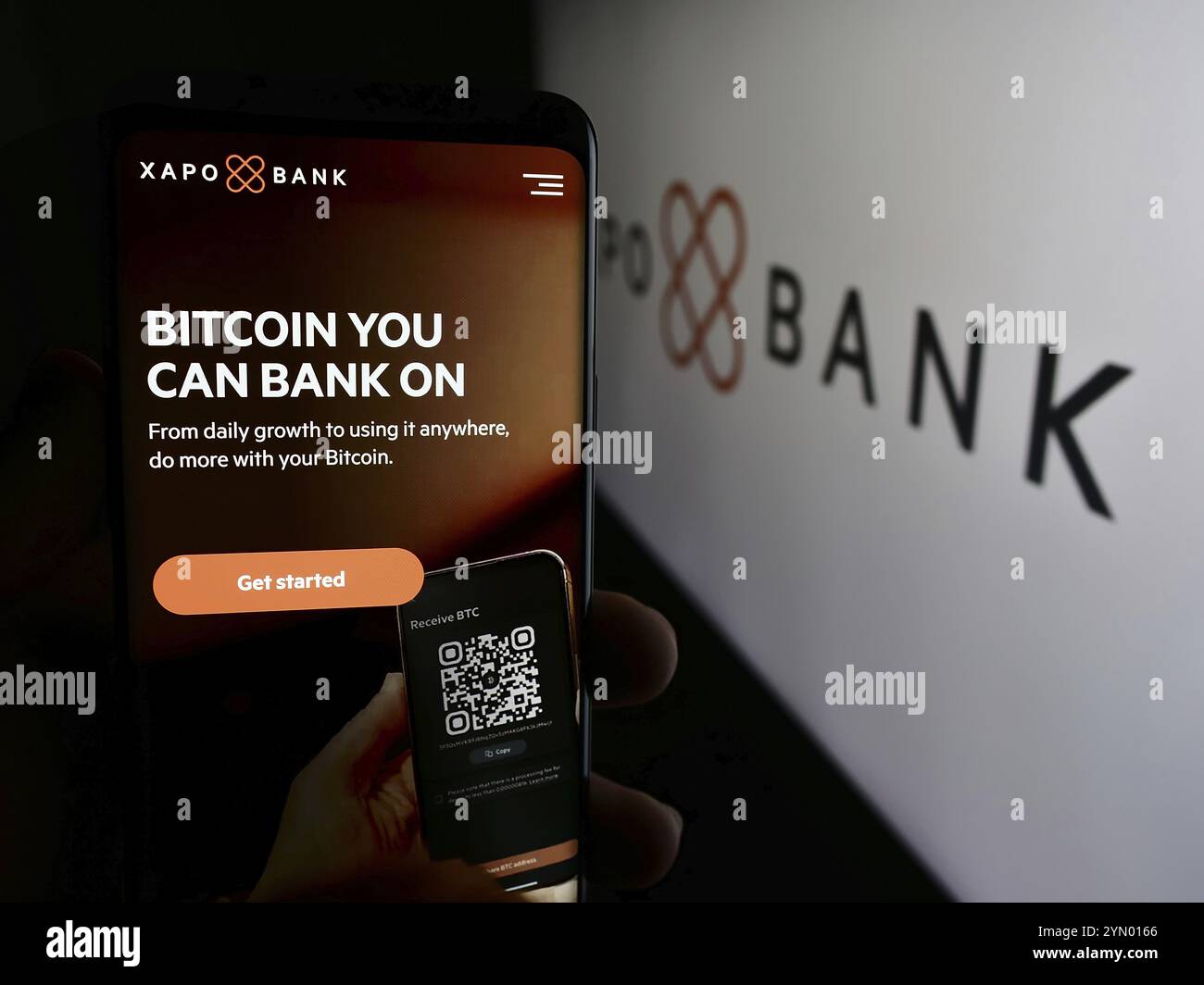 Person to person money transfer hi-res stock photography and images - Alamy