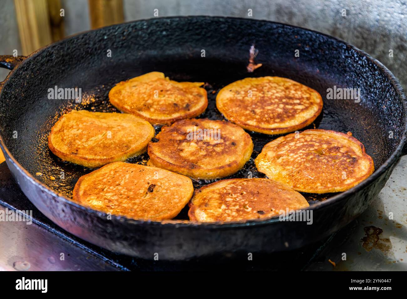 Arepa di Pampuna: Pumpkin pancake with cinnamon and raisins. Plasa Bieu is an airy, rustic market with picnic tables and counters with open kitchens serving classic curaçaoan dishes. De Ruyterkade, Willemstad, Curaçao, Kòrsou, Curacao, Kòrsou, Curaçao Stock Photo