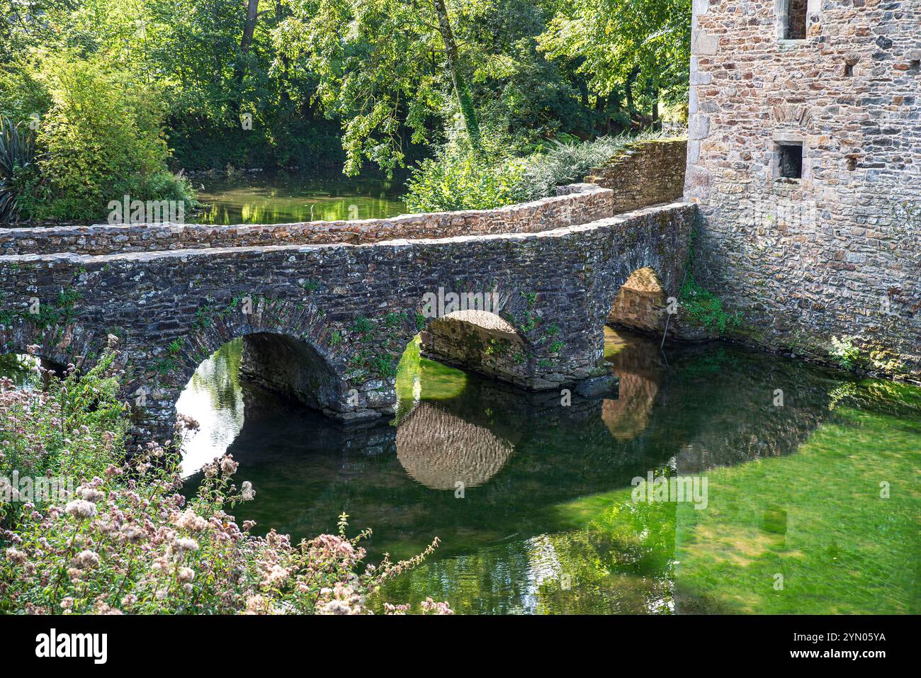 Medieval stone arch bridge hi-res stock photography and images - Alamy