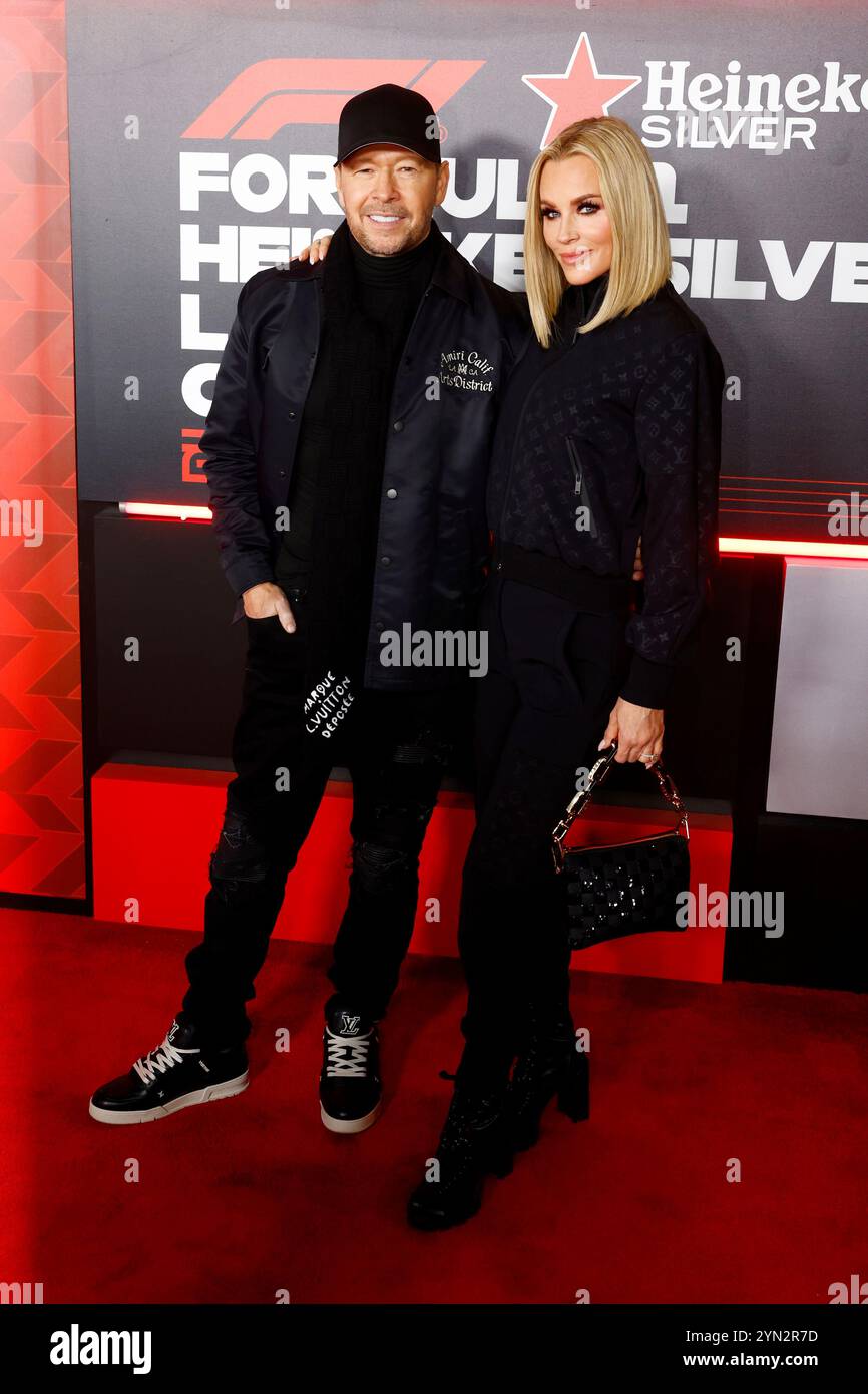 LAS VEGAS, NV - NOVEMBER 23: Actress Jenny McCarthy and her husband ...