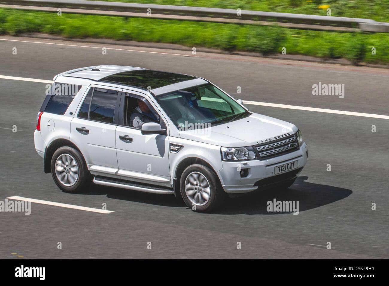 2011 White Land Rover Freelander 2, 2.2 SD4 HSE CommandShift 4WD Euro 5 car travelling on the M6 motorway, UK Stock Photo