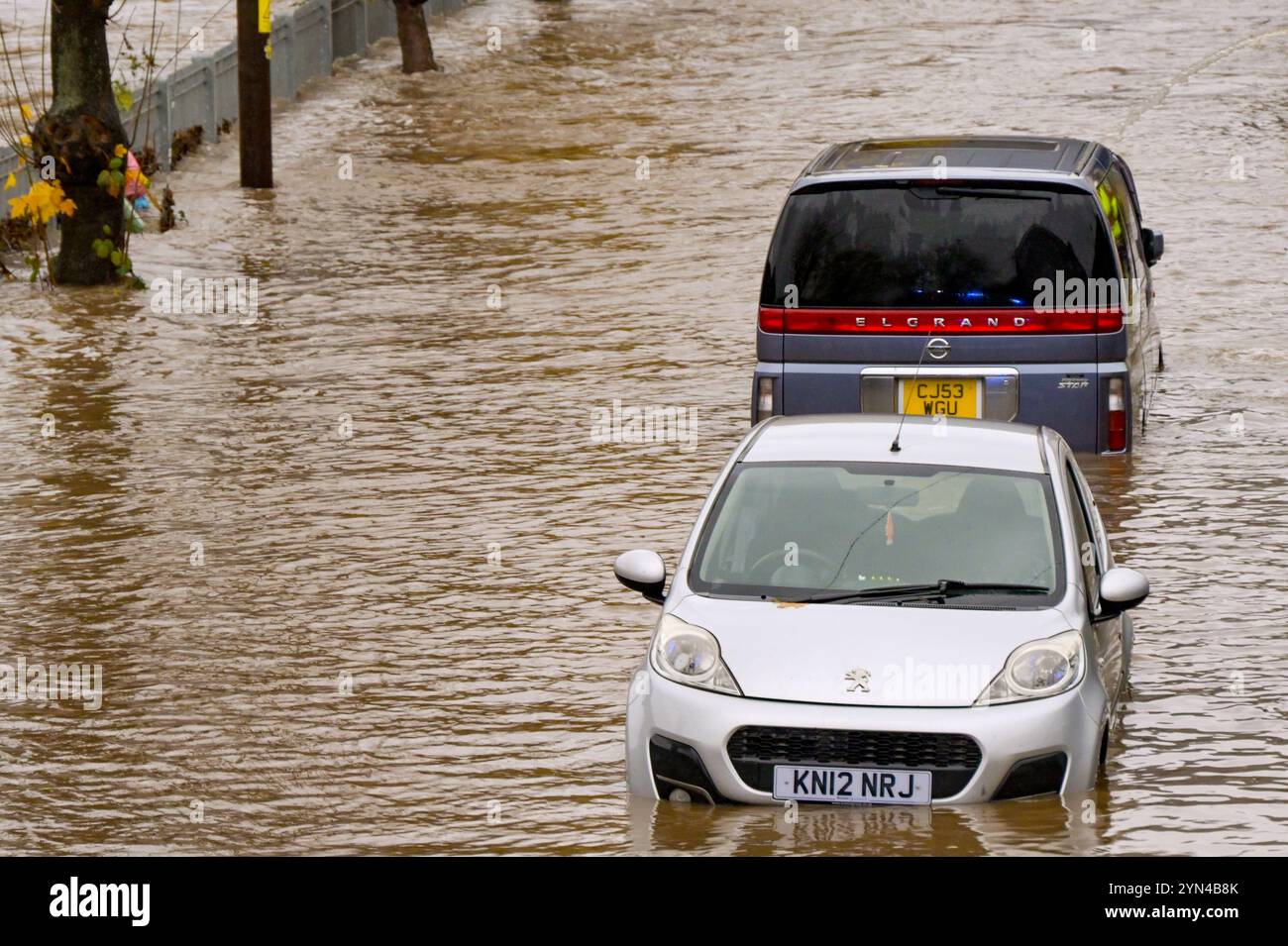 Vehicles stuck in flood water hi-res stock photography and images - Alamy