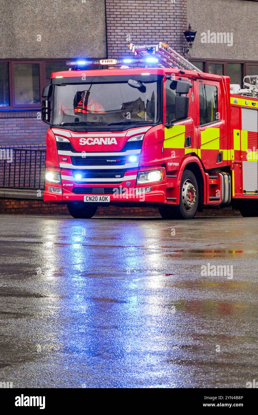 Pontypridd, Wales, UK - 24 November 2024: Fire engine of the South Wales Fire and Rescue Service with blue lights flashing Stock Photo