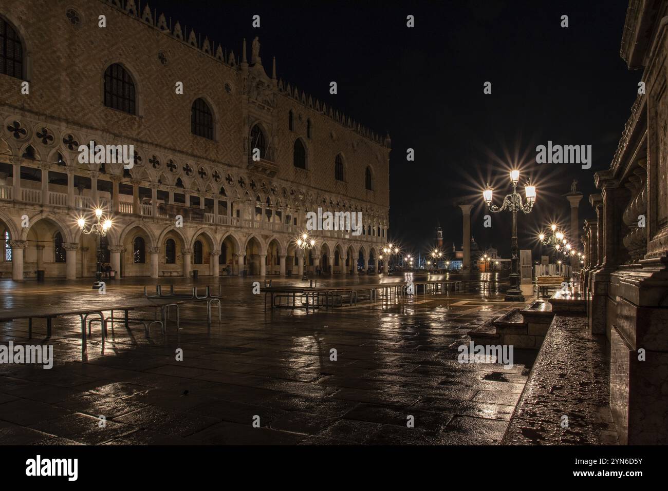 Night view doge palace hi-res stock photography and images - Alamy