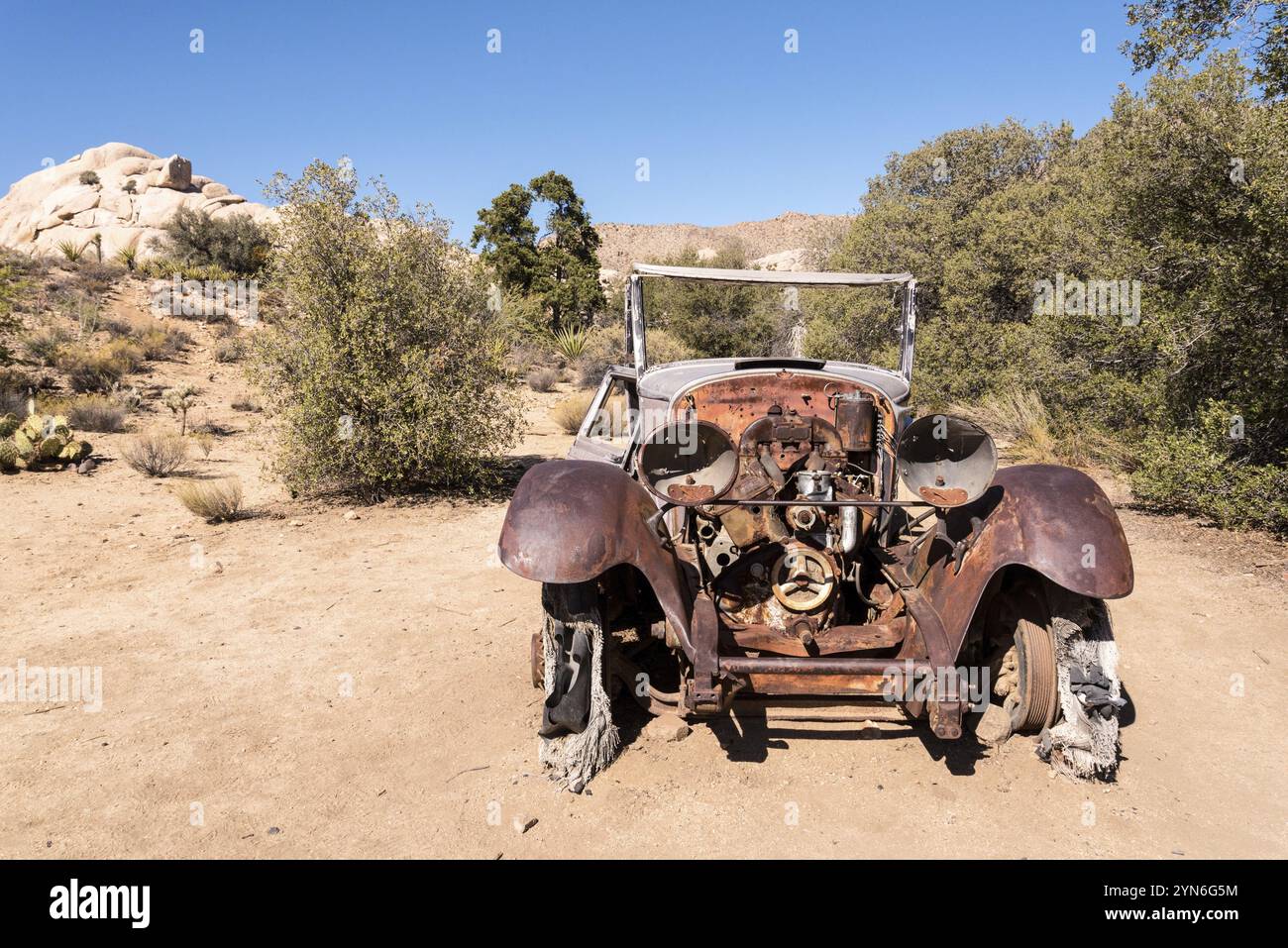 Old antique car wrecks from the old gold rush time in Joshua Tree ...