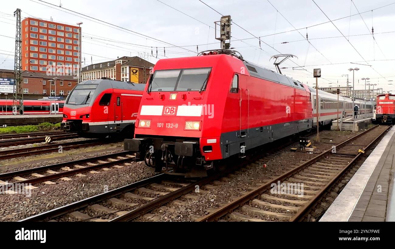 Eisenbahnverkehr in Münster. Intercity Zug der Deutschen Bahn, IC1, IC, bespannt mit einer E-Lokomotive der Baureihe 101. Münster, Nordrhein-Westfalen, DEU, Deutschland, 24.11.2024 *** Railroad traffic in Münster Intercity train of Deutsche Bahn, IC1, IC, hauled by a class 101 electric locomotive Münster, North Rhine-Westphalia, DEU, Germany, 24 11 2024 Stock Photo