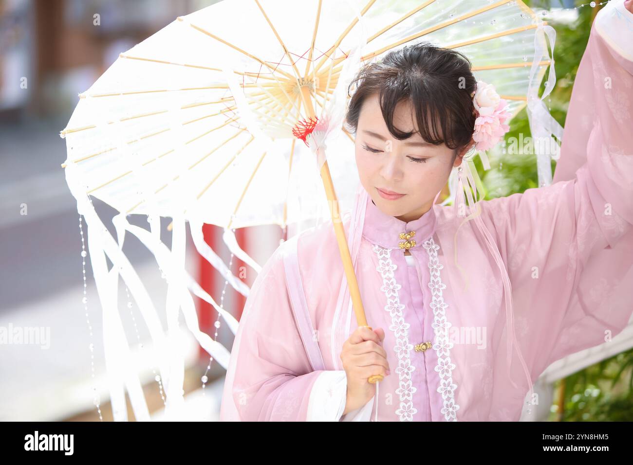 Woman in chinese clothing hi-res stock photography and images - Alamy