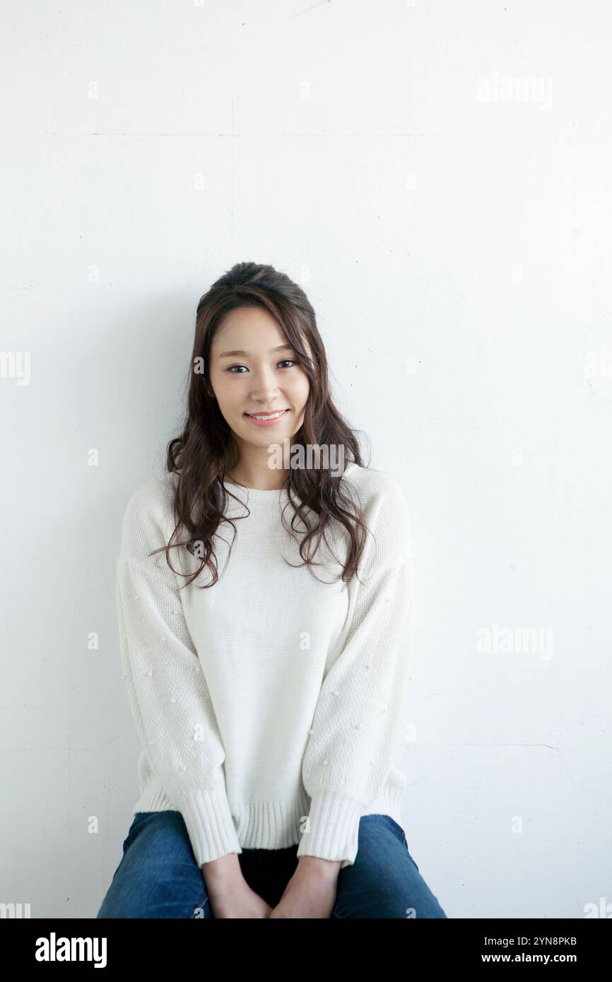Woman in her 20s smiling Stock Photo - Alamy