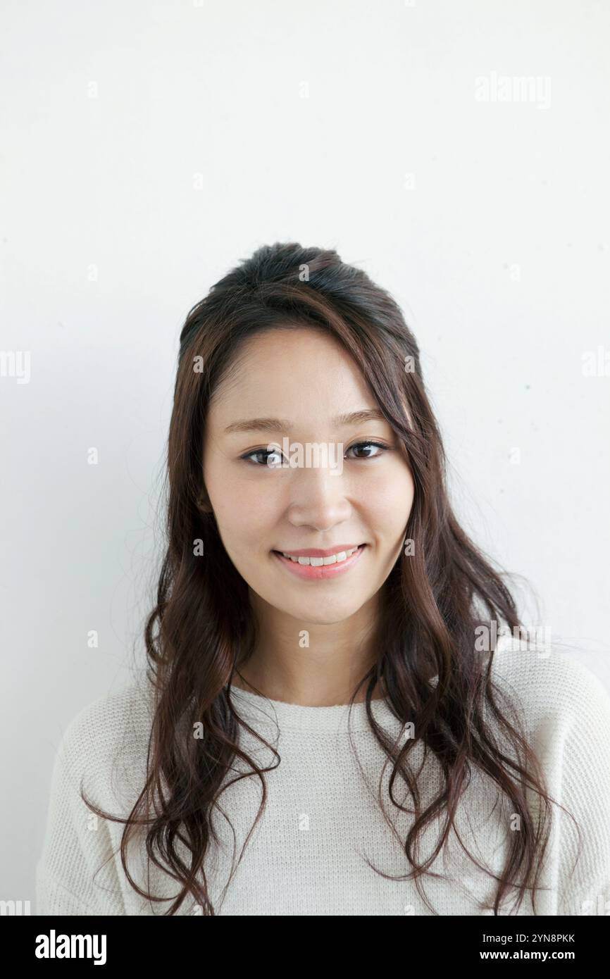 Woman in her 20s smiling Stock Photo - Alamy