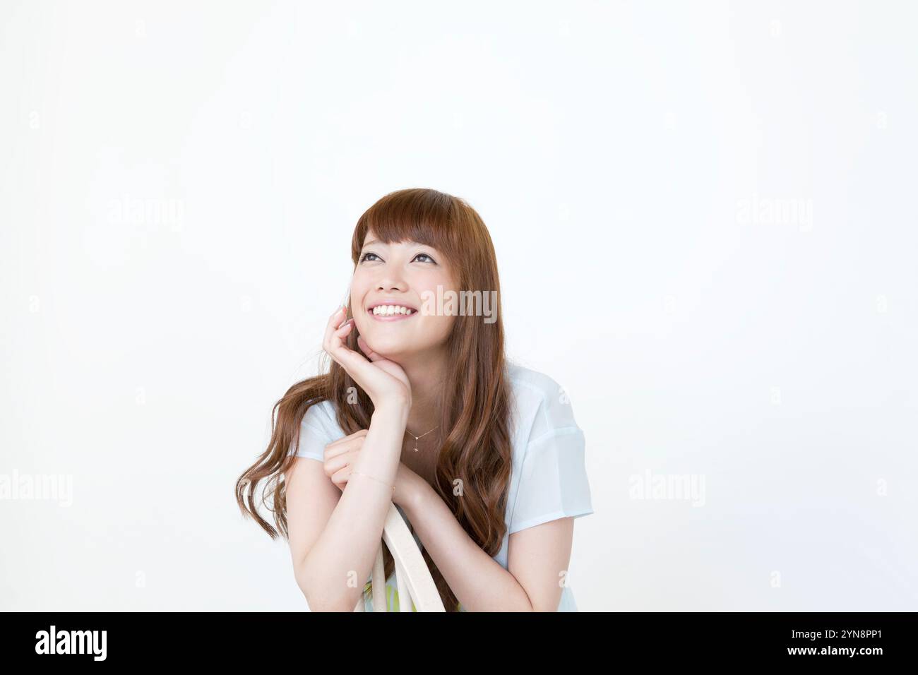 Woman in her 20s looking up with elbows on the ground Stock Photo - Alamy
