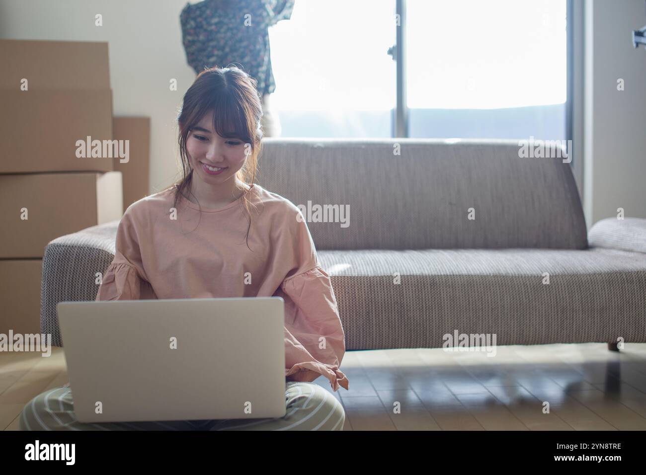 Women in their 20s operating a computer in a room Stock Photo - Alamy