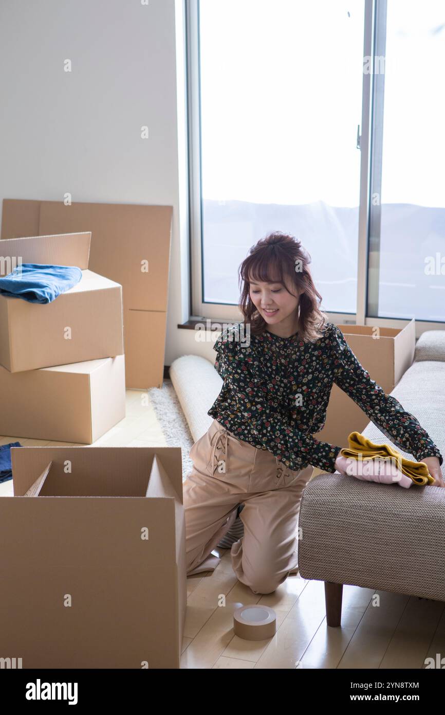 Woman packing clothes boxes hi-res stock photography and images - Alamy