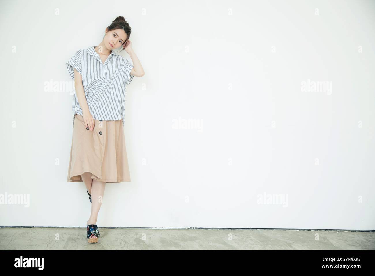 Woman in her 20s looking at camera posing Stock Photo - Alamy