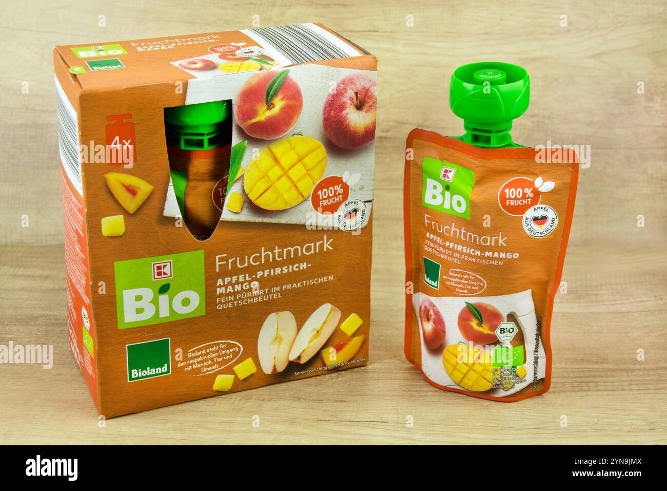 Freshona Bio Fruit Puree Fruchtmus in den Sorten Apfel Pfirsich Mango mit Verpackung Stock Photo