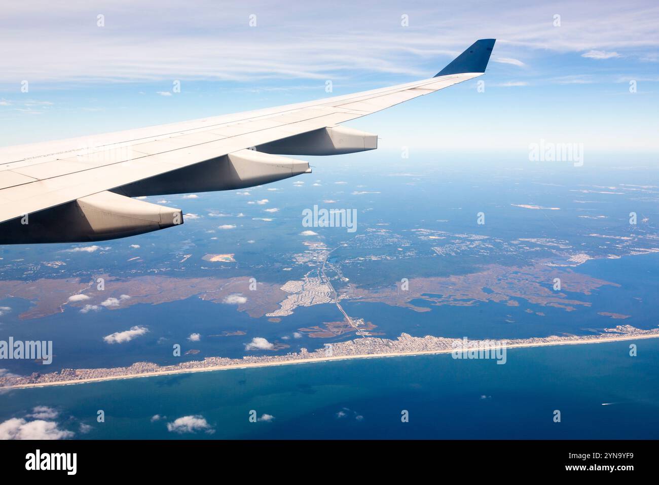 Wing of flying airplane Stock Photo - Alamy