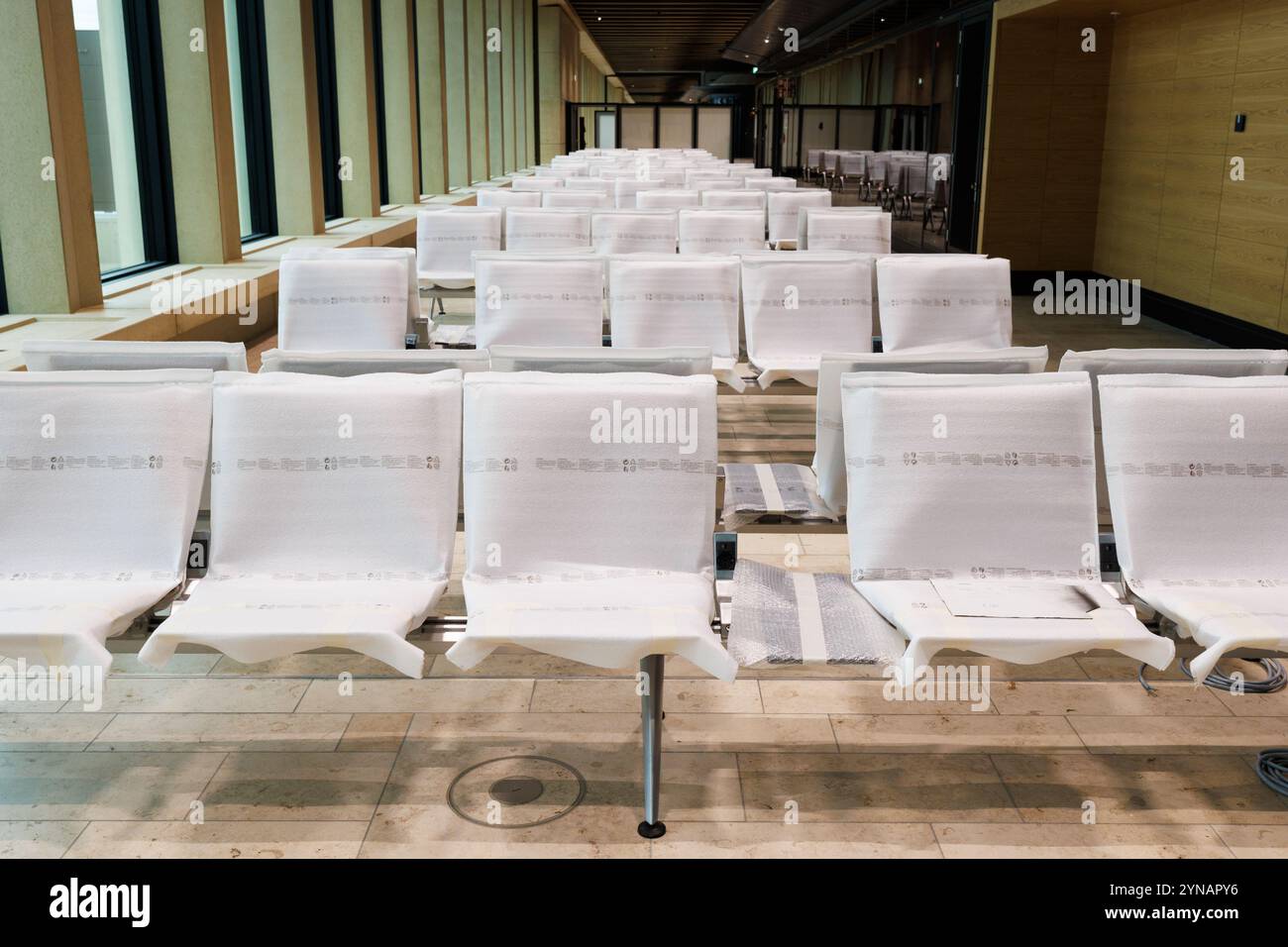 25 November 2024, Hesse, Frankfurt/M.: The seats in the waiting area of ...