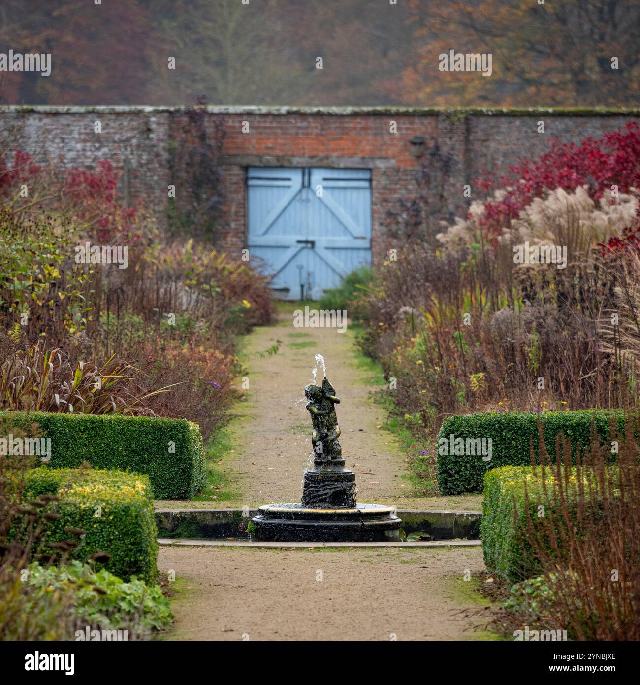 Garden gravel path hi-res stock photography and images - Alamy