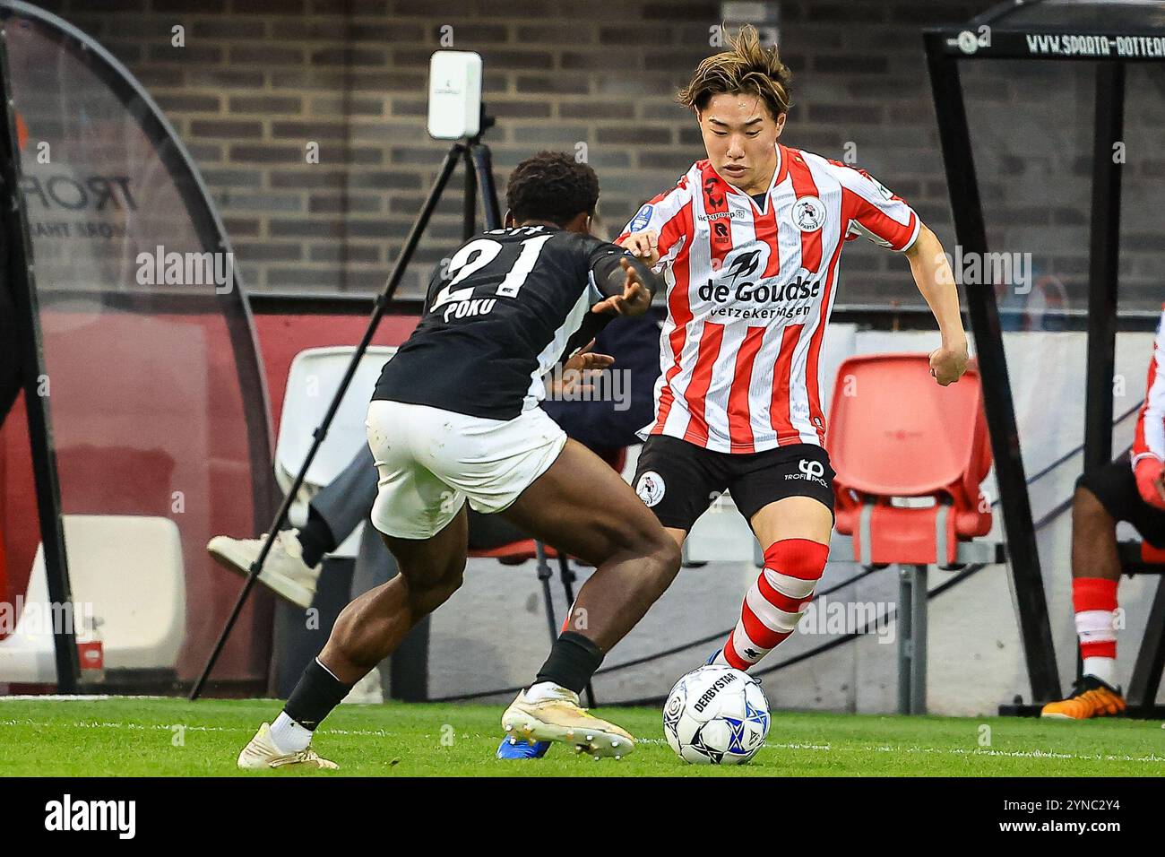 ROTTERDAM, 24-11-24, Stadium het Kasteel, Dutch eredivisie, Sparta Rotterdam - AZ, Sparta player Shunsuke Mito, AZ player Ernest Poku Credit: Pro Shots/Alamy Live News Stock Photo