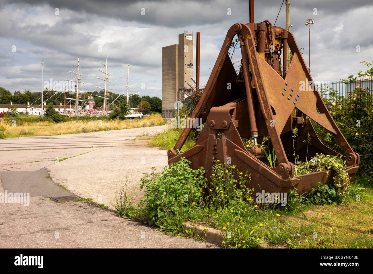 UK, England, Gloucestershire, Vale of Berkeley, Sharpness, industrial ...